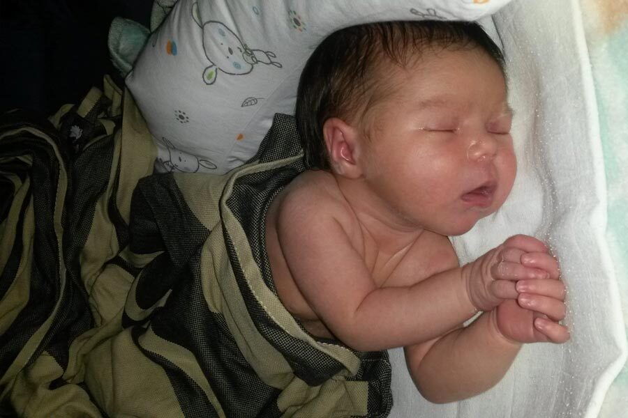 La piccola Emilia dorme nel suo letto.