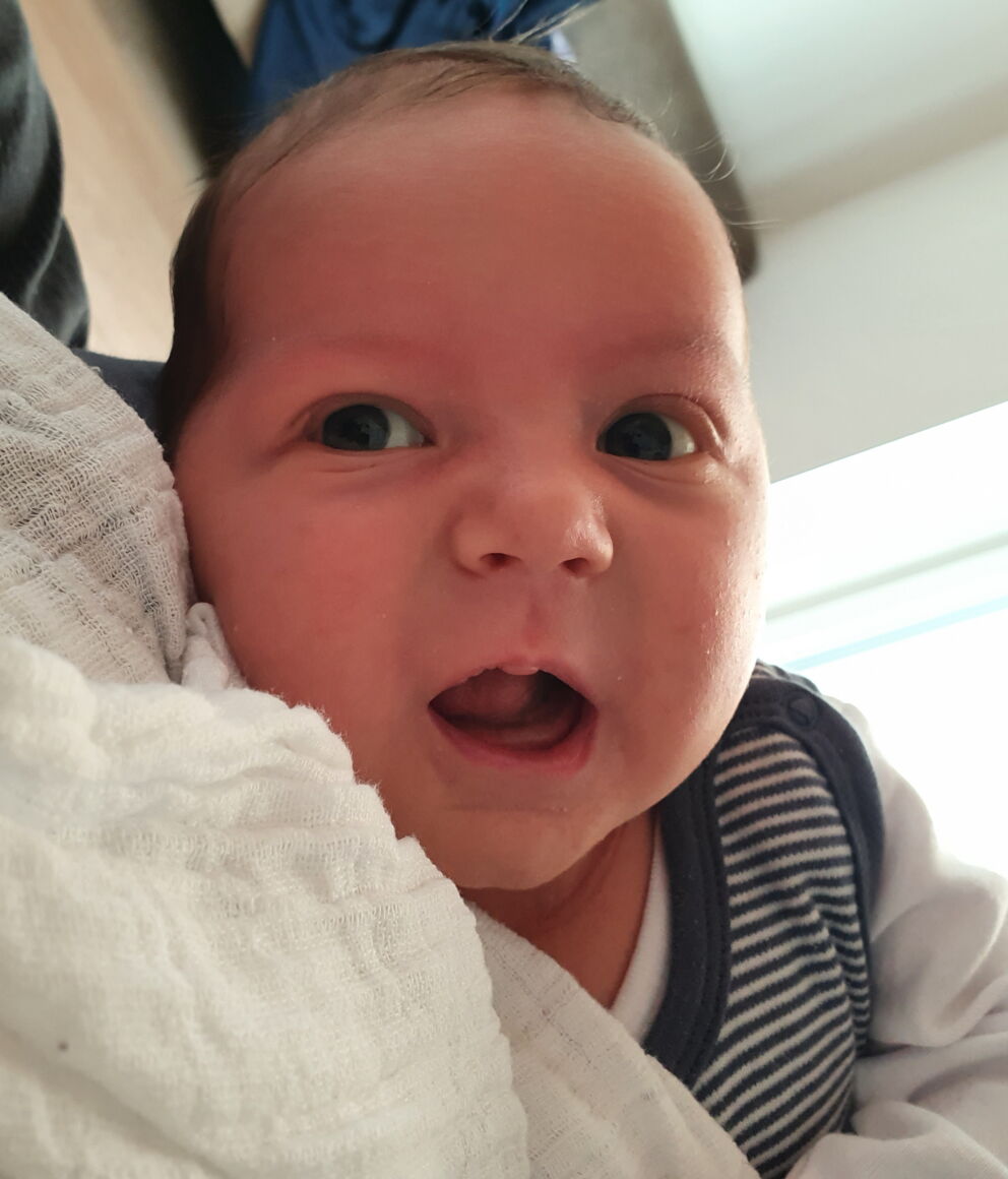 Il piccolo Lijan sdraiato su una coperta.