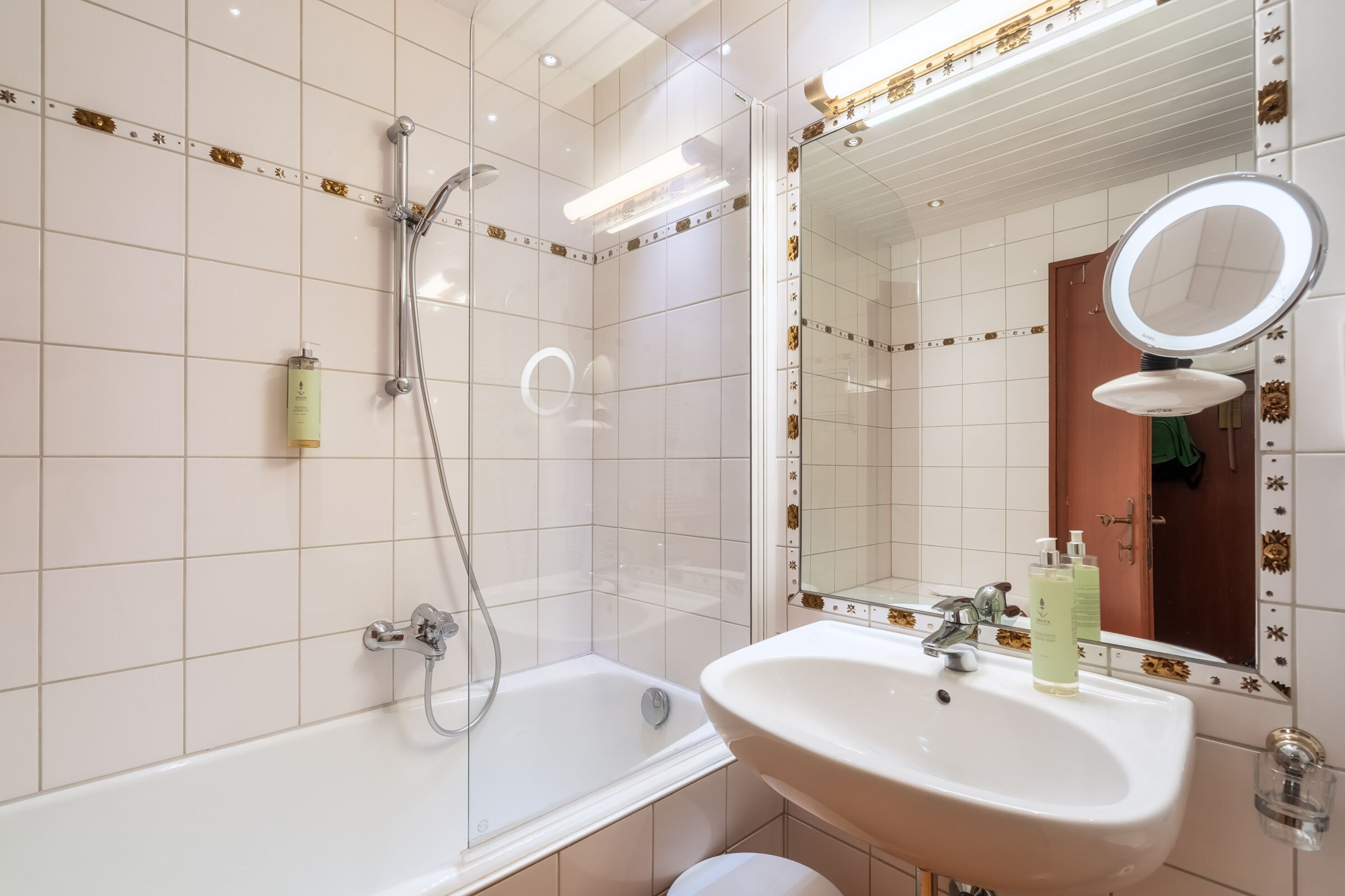 Spa Badezimmer mit Dusche, Badewanne und Waschbecken für Wellness und Erholung in einem Hotelzimmer