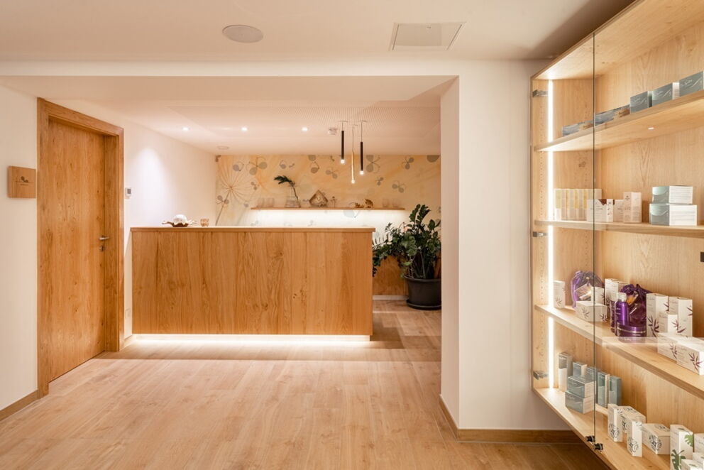 Innenansicht des Empfangsbereichs im Wellnesshotel mit natürlichen Materialien und sanfter Beleuchtung